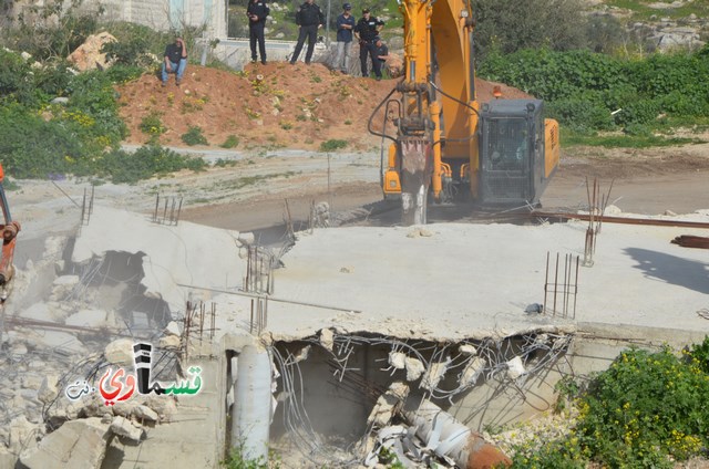 فيديو: قوات كبيرة ومُدججة بالدبابات والصواريخ تهدم اساسات بيت الشيخ غازي عيسى بحجة البناء في ارض المنهال ...